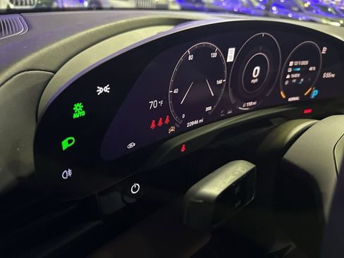 Used 2021 Porsche Taycan image 6