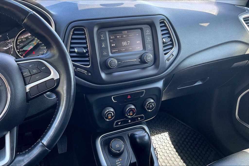 Used 2018 Jeep Compass Latitude w/ Cold Weather Group AWD/4WD image 6