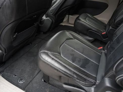 Used 2024 Chrysler Pacifica Touring-L image 35