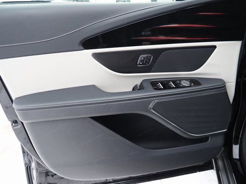 Used 2025 Lincoln Nautilus Premier image 41