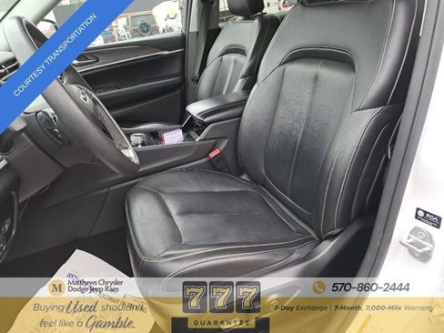 Certified 2023 Jeep Grand Cherokee Limited w/ Black Appearance Package image 17