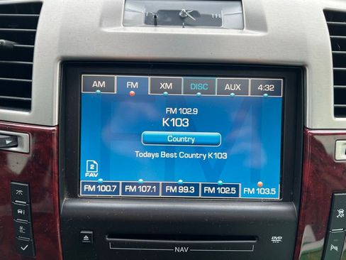 Used 2010 Cadillac Escalade Luxury image 28