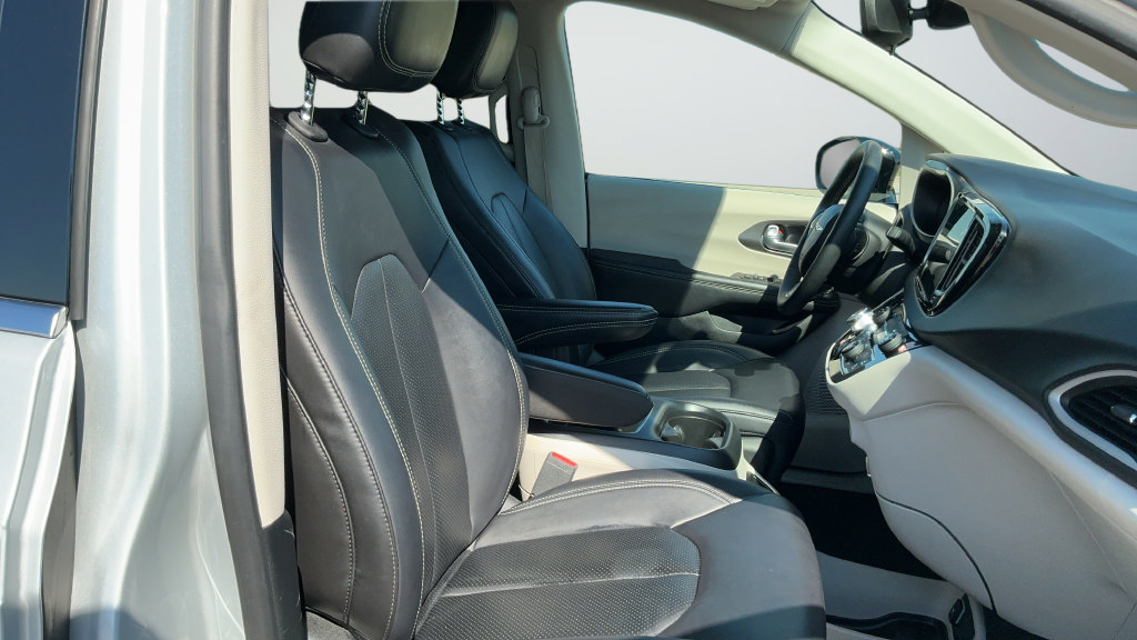 Used 2024 Chrysler Pacifica Touring-L FWD image 22