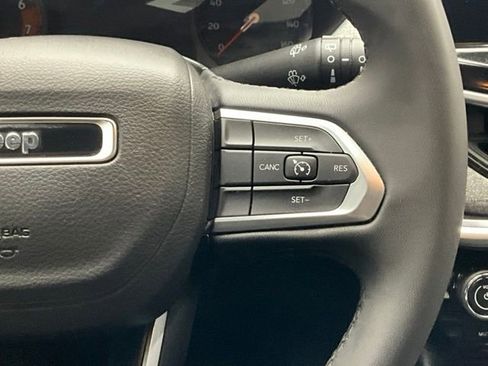 Used 2025 Jeep Compass Latitude image 17