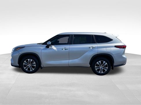 Used 2023 Toyota Highlander XLE AWD/4WD image 7