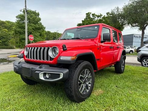 Used 2025 Jeep Wrangler Unlimited Sahara AWD/4WD image 4