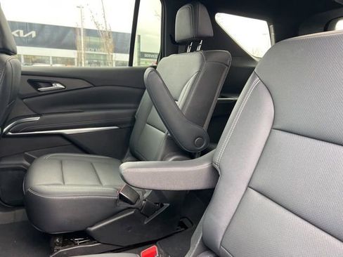 Used 2025 Chevrolet Traverse LT image 33