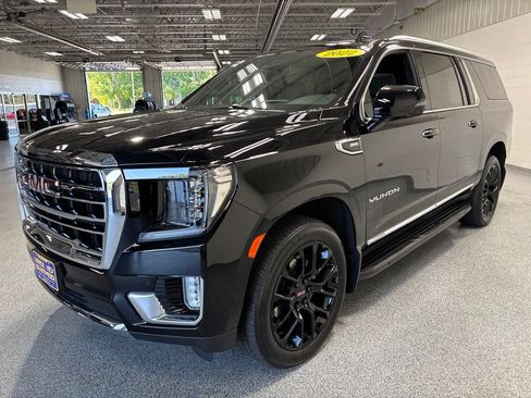 Used 2022 GMC Yukon XL SLT w/ SLT Premium Package AWD/4WD image 3