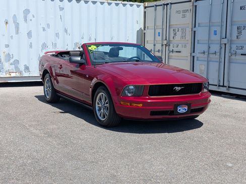 Used 2005 Ford Mustang Deluxe image 2