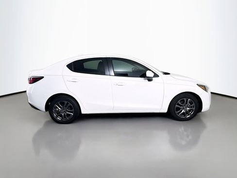 Used 2019 Toyota Yaris L image 11