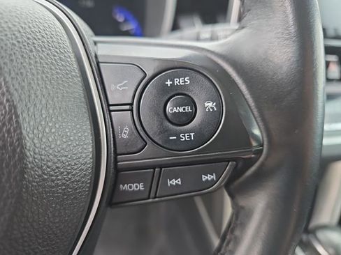 Used 2022 Toyota Corolla Cross XLE image 17