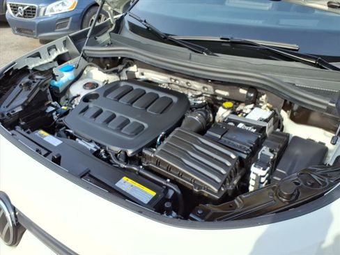 Used 2025 Volkswagen Tiguan SE R-Line image 10