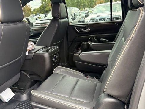Used 2023 Chevrolet Suburban Premier RWD image 10