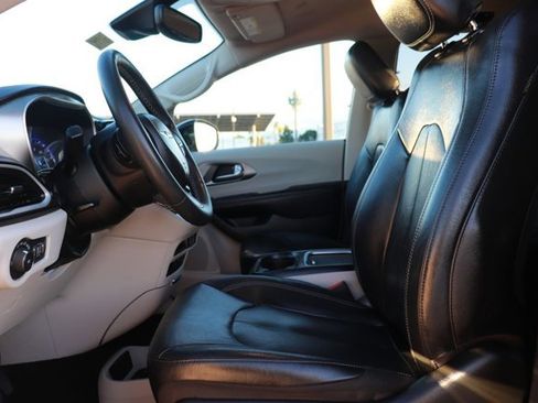 Used 2022 Chrysler Pacifica Touring-L image 11