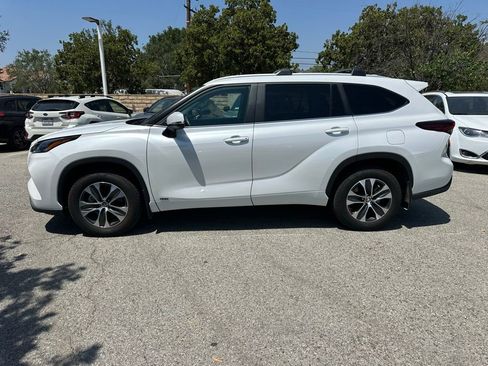 Used 2024 Toyota Highlander XLE AWD/4WD image 2