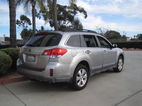 Used 2011 Subaru Outback 3.6R Limited image 8
