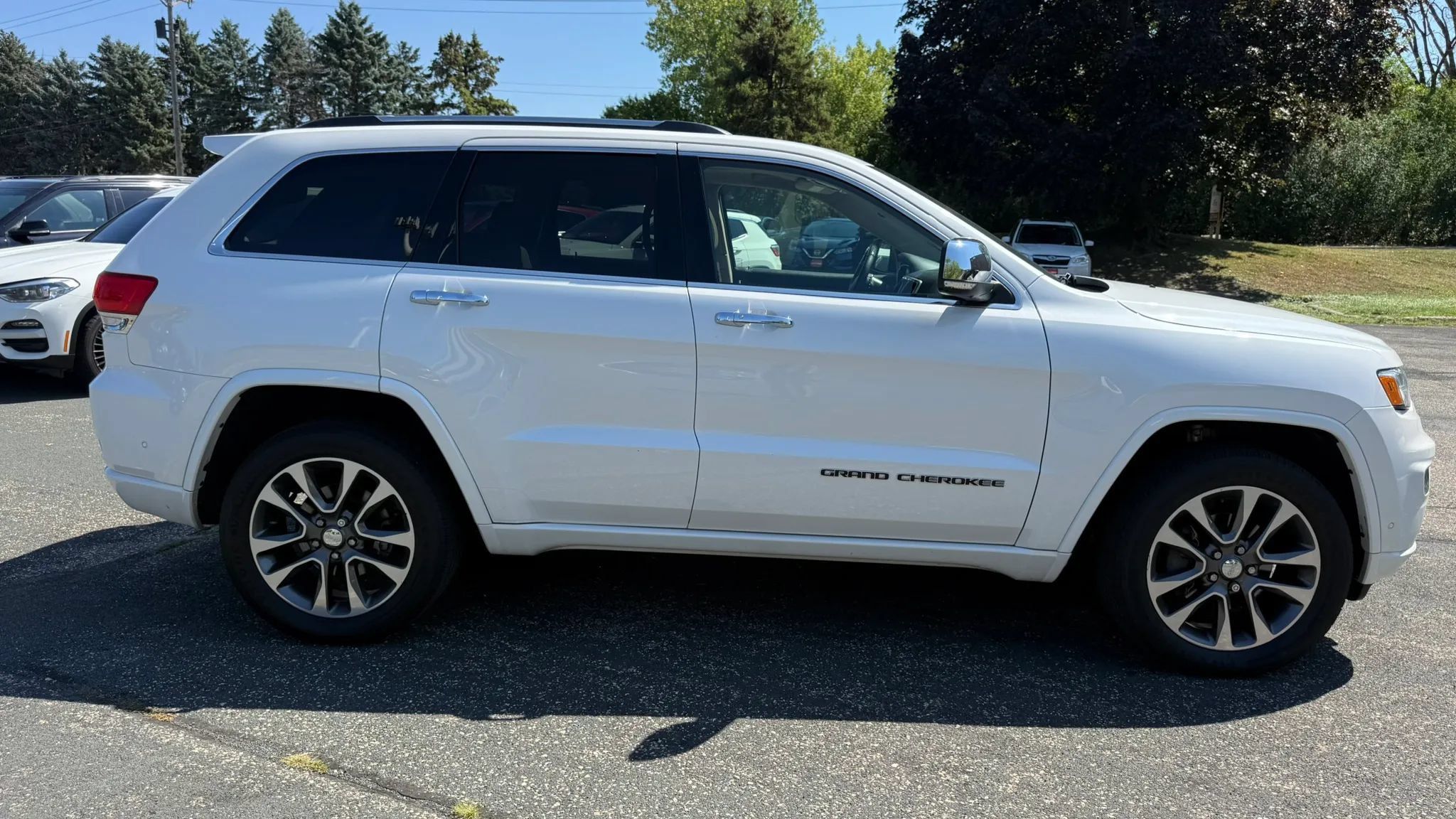 Used 2017 Jeep Grand Cherokee Overland w/ Jeep Active Safety Group AWD/4WD image 12
