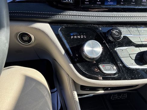 Used 2022 Chrysler Pacifica Limited w/ Uconnect Theater Family Group image 18