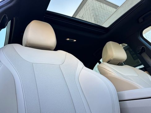 Used 2025 BMW 330i Sedan w/ Premium Package image 20