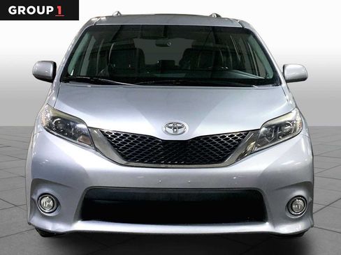 Used 2017 Toyota Sienna SE FWD image 4