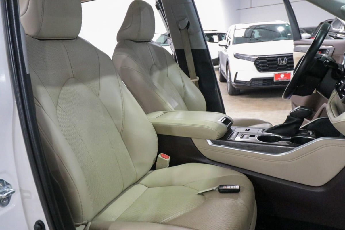 Used 2021 Toyota Highlander Limited FWD image 18