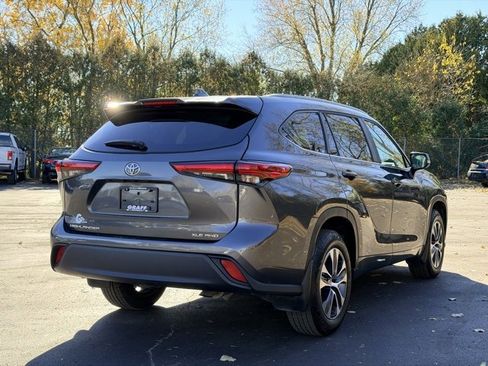 Used 2023 Toyota Highlander XLE image 4