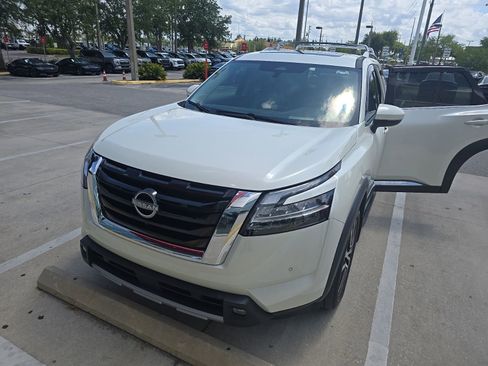 Used 2023 Nissan Pathfinder Platinum w/ Lighting Package (N93) AWD/4WD image 3