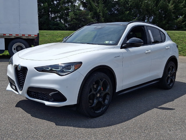 New 2025 Alfa Romeo Stelvio Sprint AWD/4WD image 3