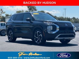Used 2023 Mitsubishi Outlander SE image 1
