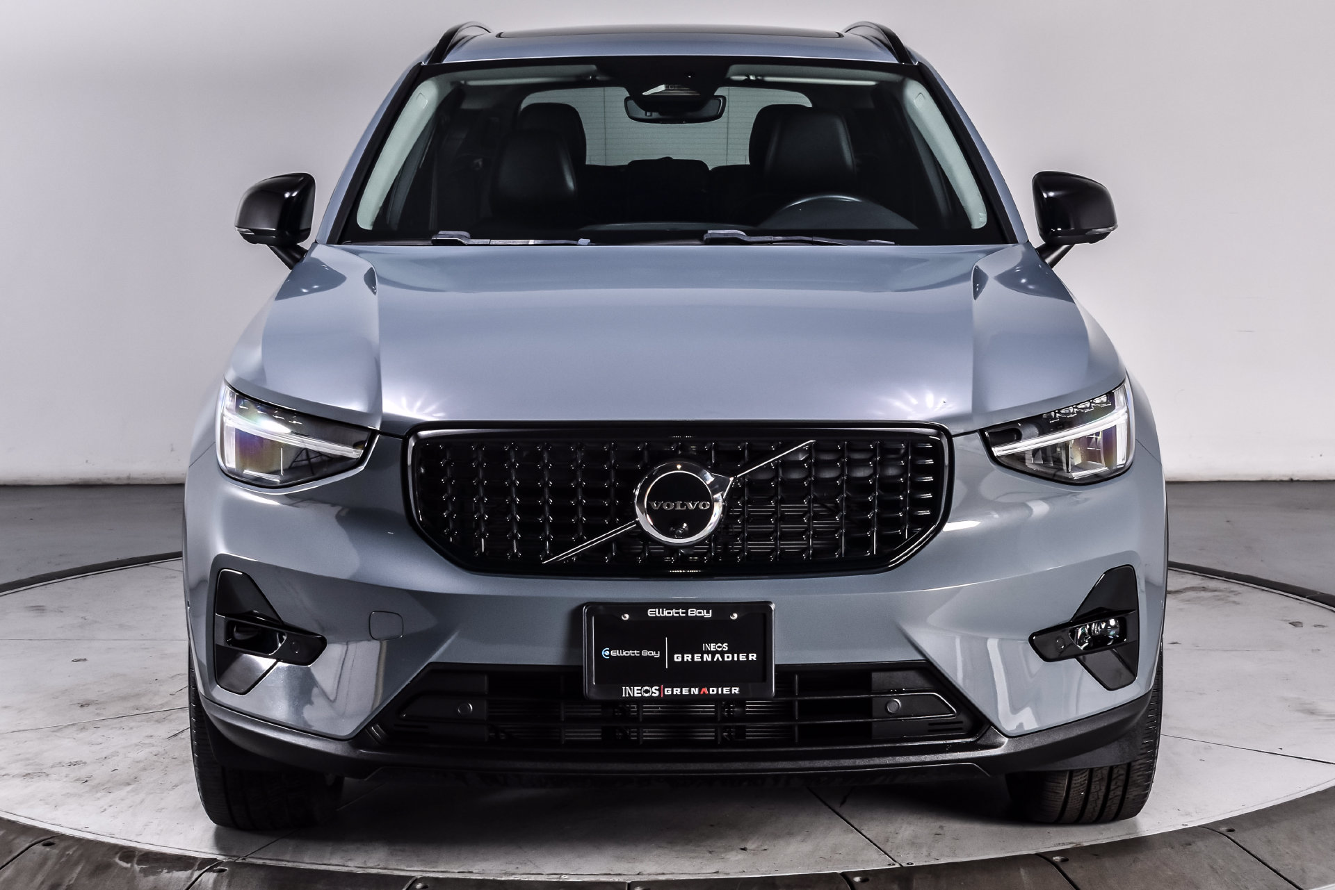 Used 2023 Volvo XC40 B5 Plus AWD/4WD image 2