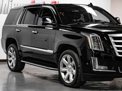 Used 2018 Cadillac Escalade Luxury image 2