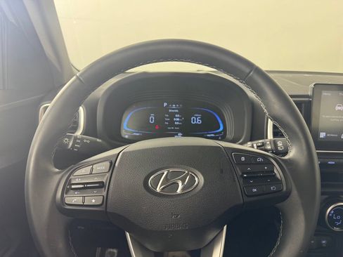 Used 2025 Hyundai Venue SEL FWD image 16