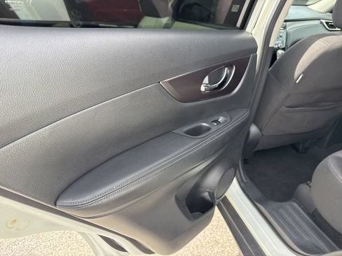 Used 2016 Nissan Rogue SV FWD image 24