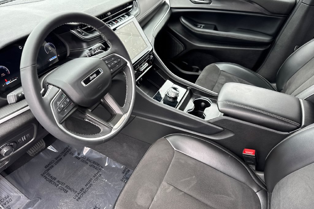 Used 2024 Jeep Grand Cherokee L Altitude RWD image 3