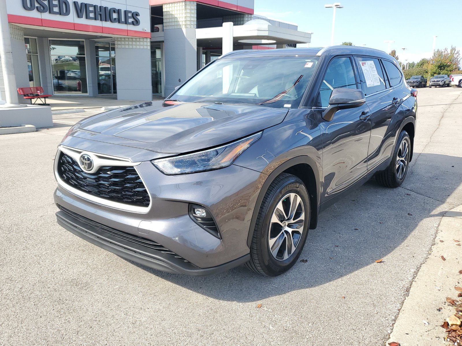 Used 2022 Toyota Highlander XLE AWD/4WD image 2