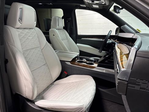 Used 2025 Cadillac Escalade Sport Platinum w/ LPO, ONYX Package image 30