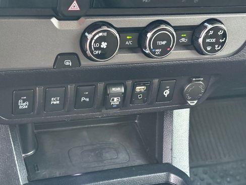 Used 2018 Toyota Tacoma TRD Sport image 26