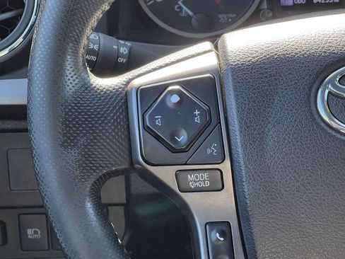 Used 2022 Toyota Tacoma TRD Off-Road w/ Technology Package AWD/4WD image 18