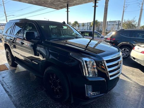 Used 2015 Cadillac Escalade Luxury image 2