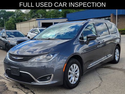 Used 2019 Chrysler Pacifica Touring-L FWD image 2