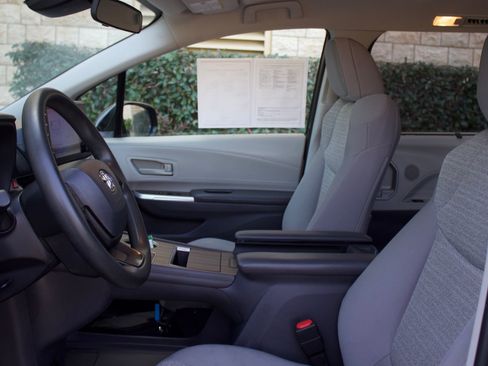 Used 2022 Toyota Sienna LE FWD image 10