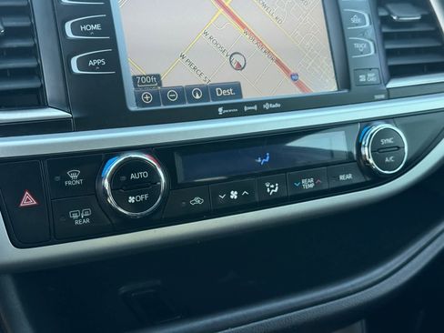 Used 2019 Toyota Highlander SE image 23