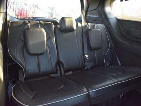 Used 2025 Chrysler Pacifica Limited image 19