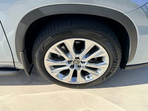 Used 2023 Toyota Highlander Limited image 15