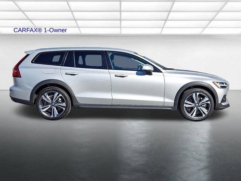 Certified 2025 Volvo V60 B5 Cross Country Plus AWD/4WD image 8