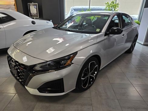 Used 2023 Nissan Altima 2.5 SR image 2