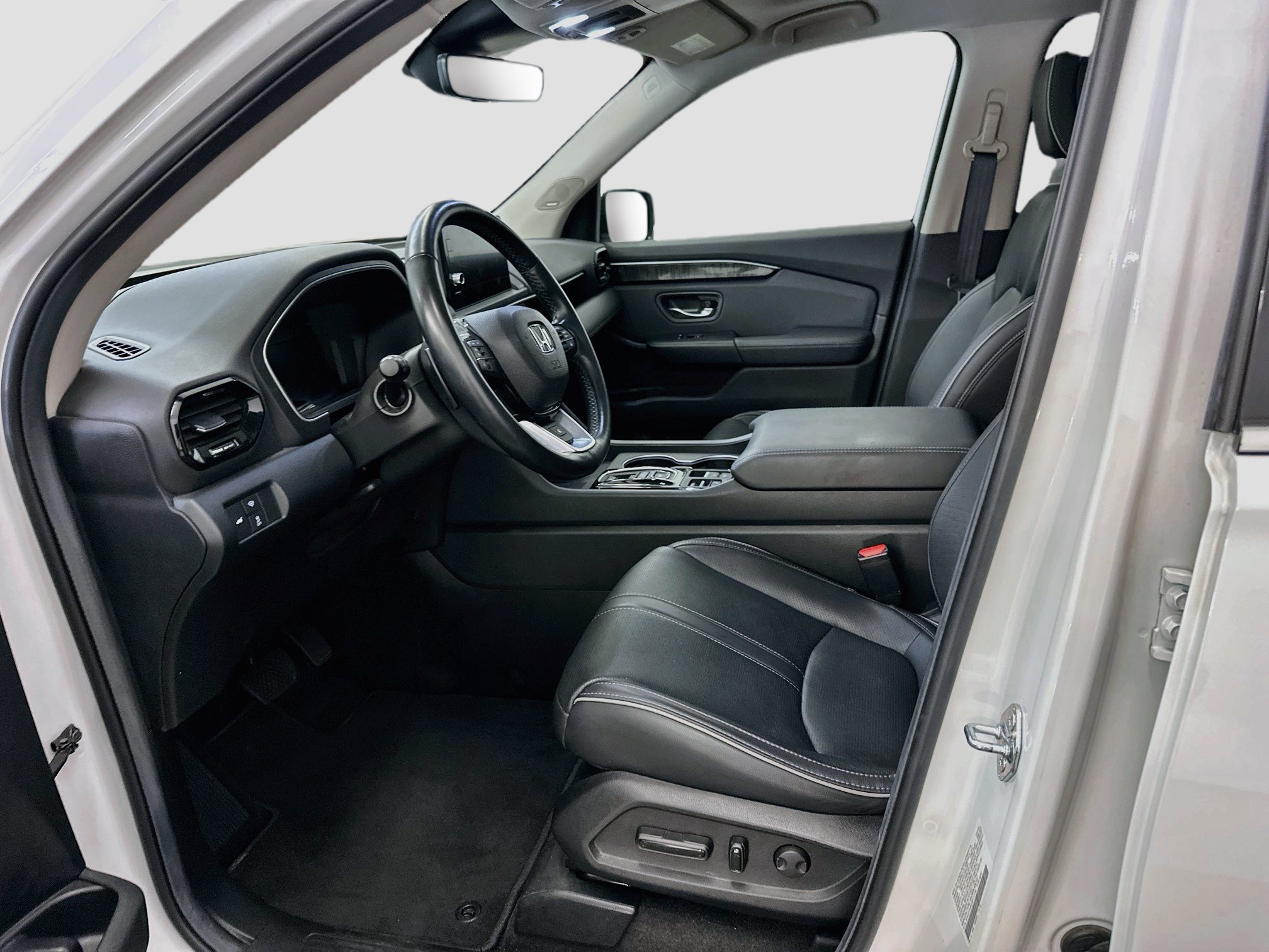 Used 2025 Honda Pilot Elite image 13