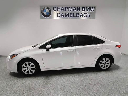 Used 2022 Toyota Corolla LE FWD image 3