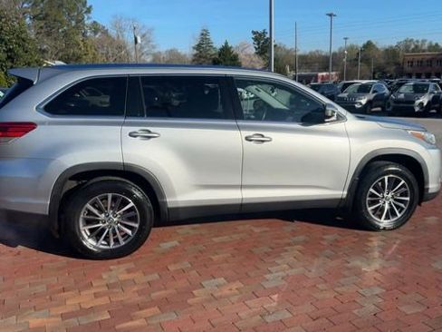 Used 2019 Toyota Highlander XLE image 3