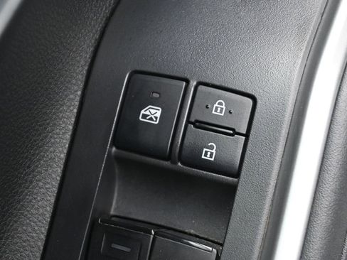 Used 2022 Toyota Highlander XLE AWD/4WD image 13